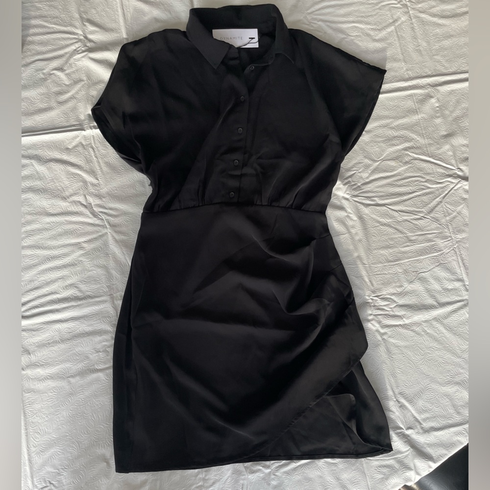 DYNAMITE collared button up wrap short sleeve dress in black